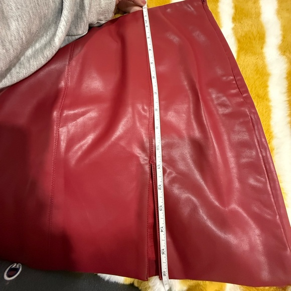 Lisa Says Gah Cherry Red Leather Skirt - Picture 7 of 9
